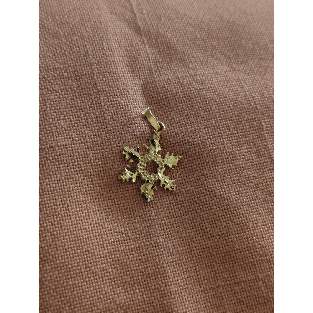 14k Yellow Gold Snowflake Pendant Diamond Cut Textured Winter Charm 0.75in